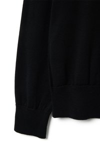 Schwarzer Strickpullover mit strukturiertem Finish. Verfügt über gerippte Bündchen und Saum. Einfaches, ungeschmücktes Design ohne Muster oder Hardware.