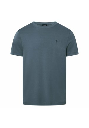 Camiseta azul grisácea de manga corta con cuello redondo y un pequeño logo bordado en el pecho izquierdo.