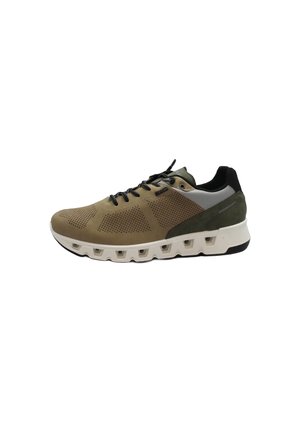 Sneaker casual con tomaia traforata verde oliva e verde, lacci neri, dettagli grigi e suola bianca con ventilazione a ritagli quadrati.