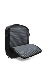 Mochila negra con un diseño estructurado. El interior abierto presenta un forro a rayas en azul y gris. Incluye un compartimento plano con detalles de cremallera.