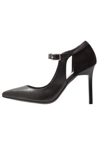 Černý lodiček na vysokém podpatku s špičatou špičkou, vyrobený z rovné a kožené svrchní části, s kotníkovým páskem se stříbrnou sponou a otevřeným bočním designem.