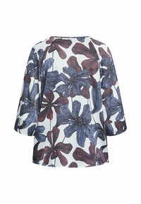Blomsterbluse med hvid baggrund, prydet med store blå og bordeaux blomster. Løs pasform med trekvartærmer og rund halsudskæring.