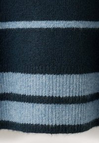 Tissu tricoté à rayures horizontales bleu foncé et bleu clair avec une texture douce et laineuse.