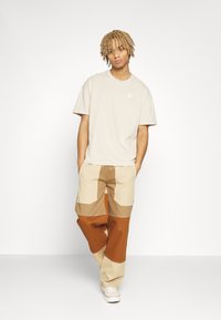 Puma CLASSICS TEE - T-paita - granola