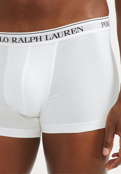 Weiße Baumwoll-Boxershorts mit taillierter Passform, ausgestattet mit einem schwarz-weißen Logo-Bund und einer glatten Textur.