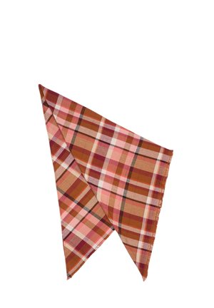 Quadratisches Tuch diagonal gefaltet, das ein rosa, braunes, rotes und weißes Karomuster mit Fransen an den Rändern auf weißem Hintergrund zeigt.