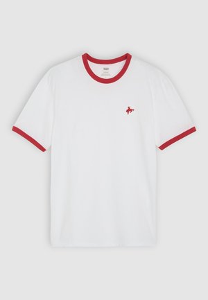 Bijela pamučna majica s crvenim rebrastim ovratnikom i manžetama, koja sadrži mali crveni izvezeni logo konja na lijevoj strani prsnog koša.