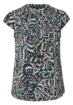 Blouse noire à manches courtes avec motif abstrait multicolore d'ailes de papillon et plis subtils près de l'encolure ronde.