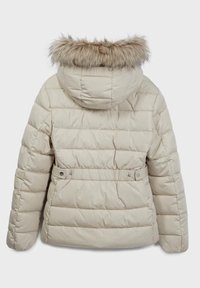 Beige pufferjakke med hætte med pelskant, quilted design, justerbar talje med hardware og lange ærmer. Vist fra bagsiden.