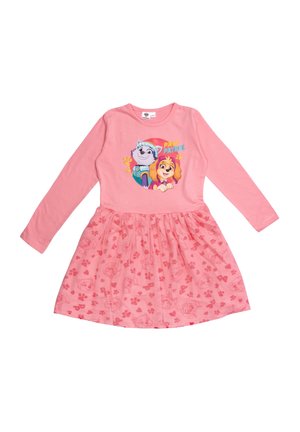 Pink langærmet kjole med Paw Patrol-figurer trykt på brystet og matchende mønstret nederdel med poteaftryk og figurers ansigter.