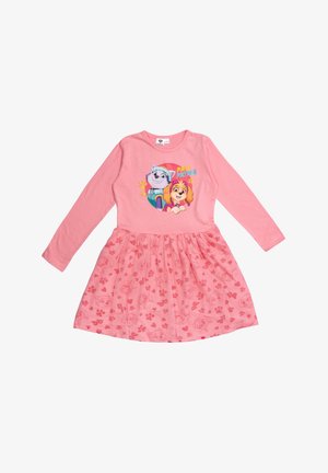 Pink langærmet kjole med Paw Patrol-figurer trykt på brystet og matchende mønstret nederdel med poteaftryk og figurers ansigter.