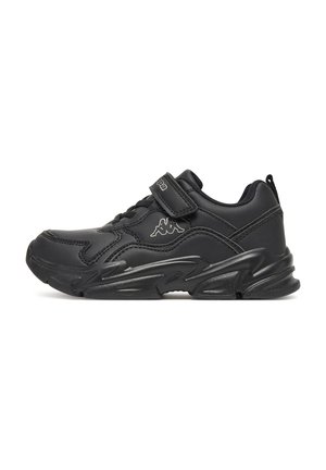 Czarny sportowy sneaker z grubą podeszwą, sznurowany z przodu, z rzepem i logo marki po boku oraz na pasku, pokazany od zewnętrznej strony.
