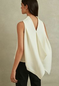 Reiss REGULAR FIT - SIMONE SPLIT BACK COWL NECK  - Pusero - ivory
