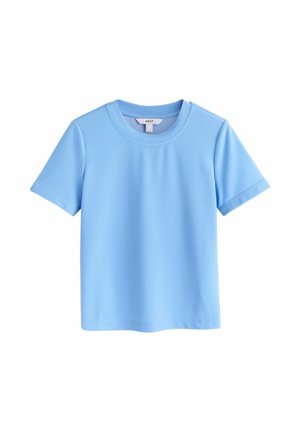 Világoskék, rövid ujjú, kerek nyakú póló fehér címkével a nyak belső oldalán, fehér háttéren.