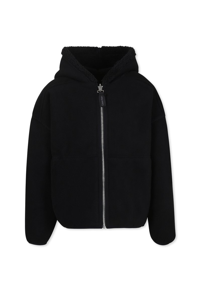 Felpa nera con zip realizzata in morbido pile, con cappuccio foderato, due tasche frontali e vestibilità comoda. La zip è dotata di un tirante con marchio.