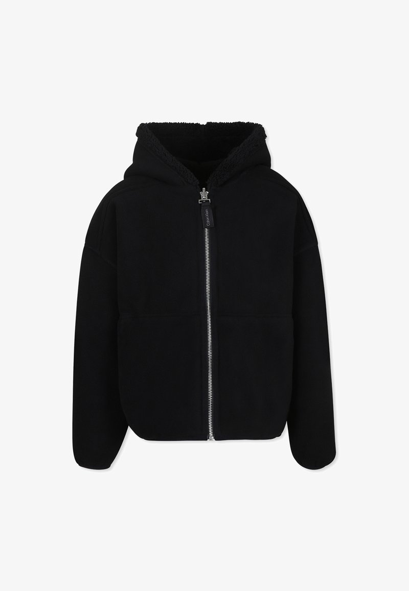 Felpa nera con zip realizzata in morbido pile, con cappuccio foderato, due tasche frontali e vestibilità comoda. La zip è dotata di un tirante con marchio.