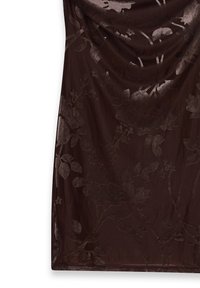 Brun, texturerad klänning i tyg med blommönster. Har ett draperat design och slät yta, vilket skapar en subtil glans.