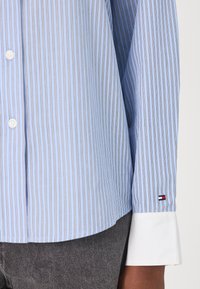 Tommy Hilfiger STRIPE REGULAR SHIRT - Blúzka so zapínaním na gombíky - ivy stp/vessel blue