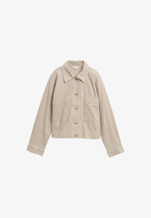 Veste en coton beige clair avec des manches longues, un col, cinq boutons à l'avant et deux grandes poches plaquées à l'avant. Tissu texturé.