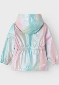 Veste légère irisée avec capuche, présentant un dégradé de couleurs pastel, une taille et des manches élastiquées. Texture lisse et brillante.