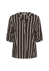 Blouse noire à rayures verticales blanches, manches trois-quarts retroussées et devant partiellement boutonné avec un petit col.