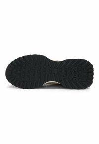Sole di scarpa in gomma nera con un motivo di battistrada rugoso e dettagli triangolari in rilievo, progettata per grip e durata.