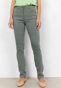 Lichtgroen top met grijze, slim-fit broek; de broek heeft een soepele textuur, is gemaakt van rekbaar stof en heeft standaard voorzakken.