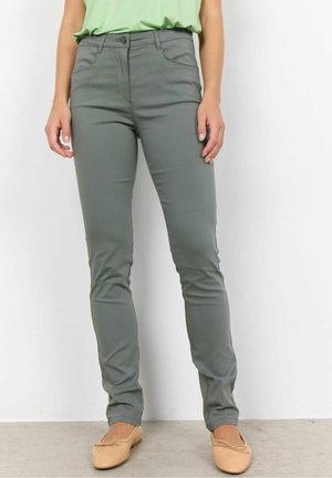 Top verde claro con pantalones ajustados grises; los pantalones tienen una textura suave, están confeccionados con tejido elástico y cuentan con bolsillos frontales estándar.