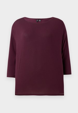 Burgunderfarget topp med rund halsudskæring og trekvartærmer, lavet af blødt stof, med en afslappet pasform og lige kant.