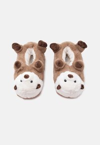 Πολυτελή παντόφλες σε καφέ και άσπρο χρώμα σχεδιασμένες ως βίσονοι, με στρογγυλές μύτες, μαλακή υφή και σκούρα καφέ λεπτομέρειες στα πόδια.