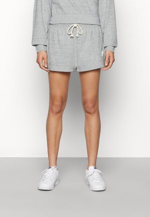 Pantalones cortos de mezcla de algodón gris con cintura ajustable, dobladillo enrollado y un ajuste relajado, combinados con zapatillas blancas. Textura suave y diseño informal.