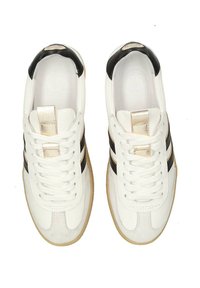 Sneakers bianchi con dettagli neri e oro. Presentano una combinazione di pelle testurizzata e scamosciata, lacci piatti e una suola in gomma naturale.