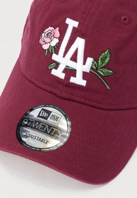 bordová šiltovka s bielym vyšívaným logom "LA" a dizajnom ružovej ruže. Nastaviteľné zapínanie. Obsahuje okrúhlu čiernu etiketu s logom "New Era".