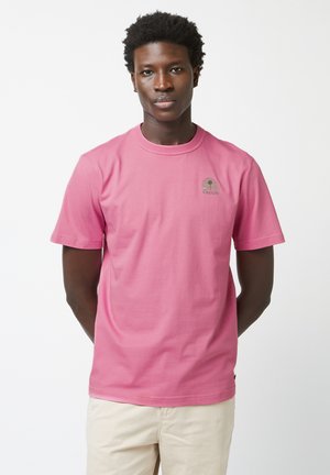 Roze katoen t-shirt met korte mouwen en een ronde hals, met een klein groen grafisch logo op de borst.