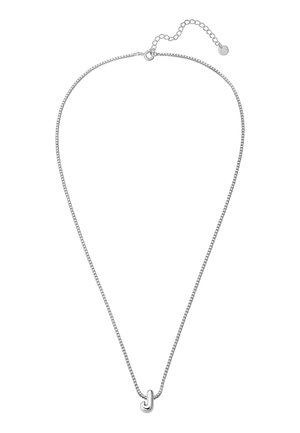 Silberne Kettenhalskette mit einem glatten, gebogenen 'J'-Anhänger. Verfügt über eine feine, verknüpfte Kette und eine verstellbare Verlängerungskette für die Größe.