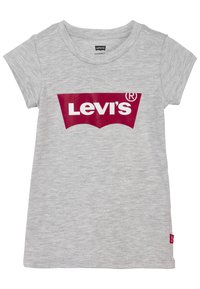 Pilka trumpomis rankovėmis medvilninė marškinėliai su bordo spalvos Levi's logo išlenktame dizaino priekyje. Šone yra raudonas etiketė.