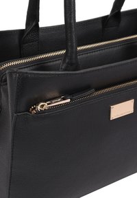 Zwarte lederen tote bag met gouden ritsaccenten. Beschikt over een voorvak met rits en een geperst merkteken. Glad textuur.