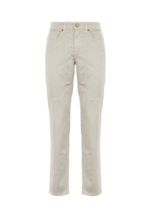 Pantaloni beige a gamba dritta con tasche anteriori e posteriori, passanti per cintura e dettagli di cuciture visibili su sfondo bianco.