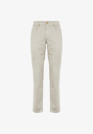 Pantaloni beige a gamba dritta con tasche anteriori e posteriori, passanti per cintura e dettagli di cuciture visibili su sfondo bianco.