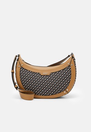 Halvemaanvormige crossbodytas met bruine lederen rand, zwarte stof met patroon, zilveren studs en "BOSS" logo in het midden aan de voorkant.