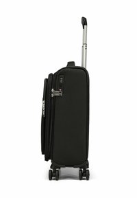 Valigia rigida nera con manico telescopico, doppie cerniere, lucchetto a combinazione e quattro ruote girevoli per una facile mobilità.