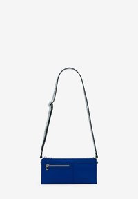 Blå læder crossbody taske med en glat overflade, der har en lynlåslomme, justerbar rem og minimalistisk design.