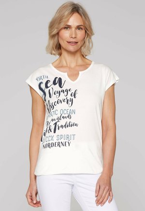Weißes Baumwoll-T-Shirt mit kurzen Ärmeln, V-Ausschnitt, ausgestattet mit dunkelblauen und hellblauen Textgrafiken über die Nordsee und Inseln.