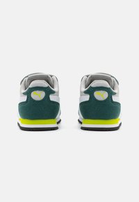 Baskets de sport Puma avec une tige en suede vert, des accents en mesh blanc, une semelle extérieure jaune et un détail du logo sur le talon. Présente une forme arrondie.