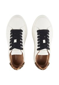 Hvide sneakers med sorte snørebånd, der har en leopardmønstret detalje på hælen og en glat lædertekstur. Logo synligt på siden.