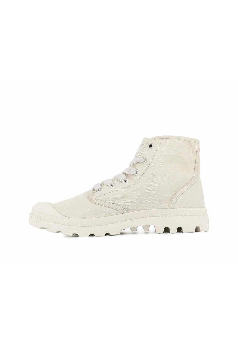 Zapatillas de lona de caña alta en un tono beige claro, con un upper texturizado, puntera redonda, diseño de cordones y una suela de goma blanca resistente.