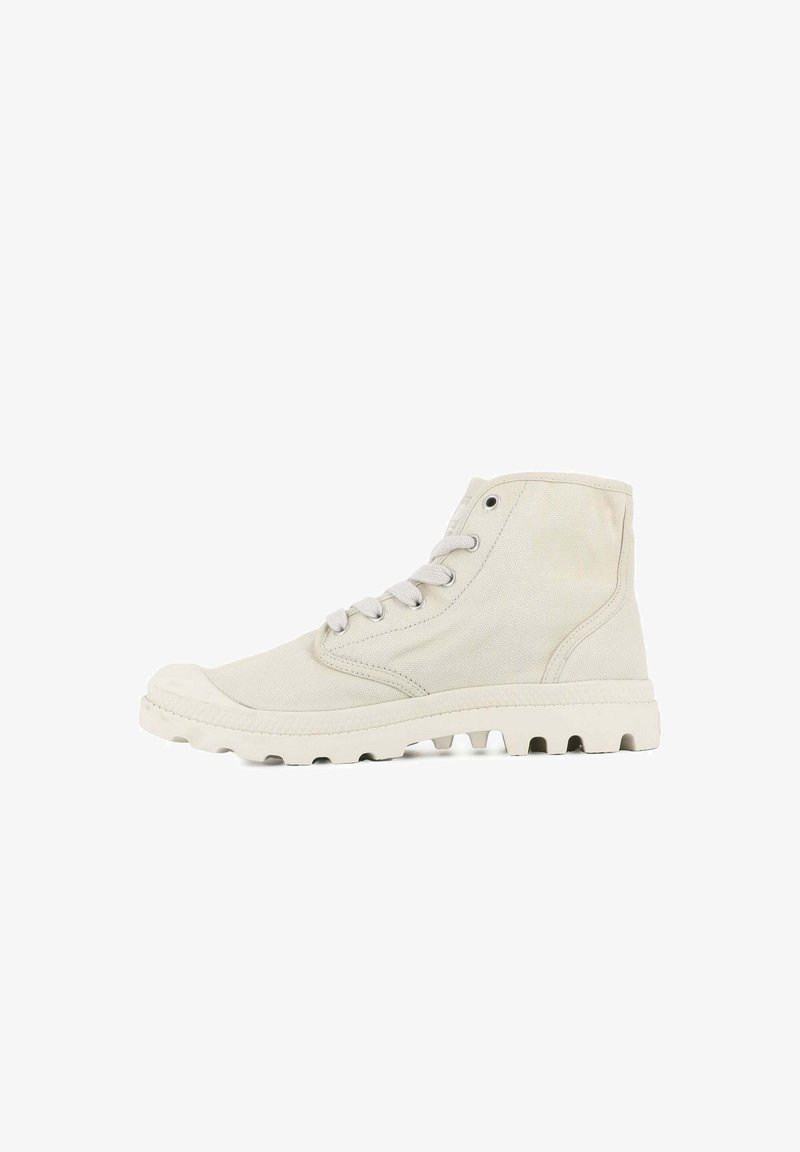 Zapatillas de lona de caña alta en un tono beige claro, con un upper texturizado, puntera redonda, diseño de cordones y una suela de goma blanca resistente.