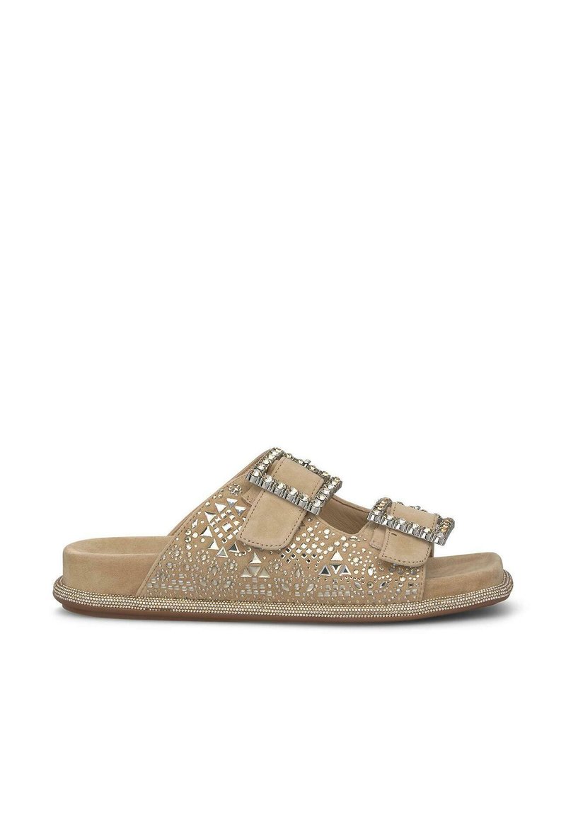 Platte sandaal van beige suede met uitsnijdingen, dubbele verstelbare banden met decoratieve gespen en een bewerkte rand van kralen.
