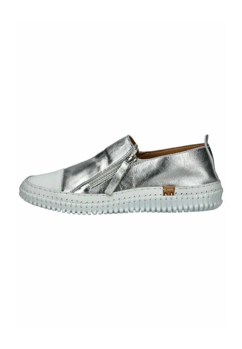 Scarpa slip-on in argento metallizzato con punta bianca e suola in gomma, dotata di una zip laterale e un accento in pelle marrone a contrasto.