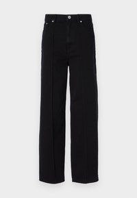 Zwarte denim wijde pijpen broek met een hoge taille, voorzien van vijf zakken, een metalen knoopsluiting en rechte stiknaden langs de zijkanten.